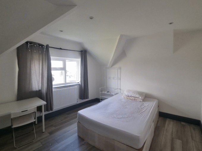Double Room To Rent in London